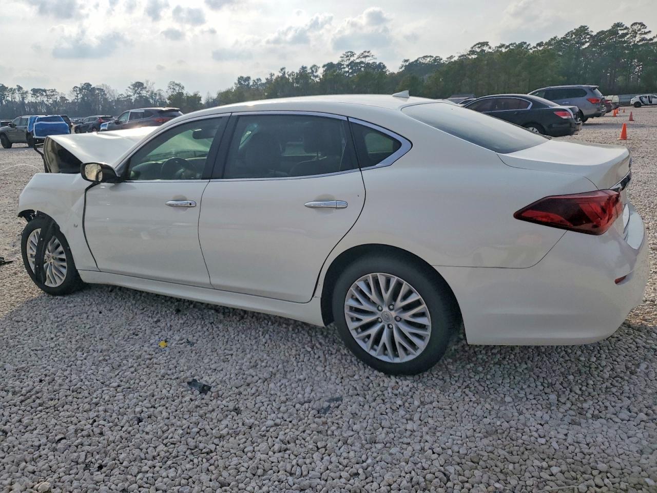 2015 INFINITI Q70L 3.7 photo 2
