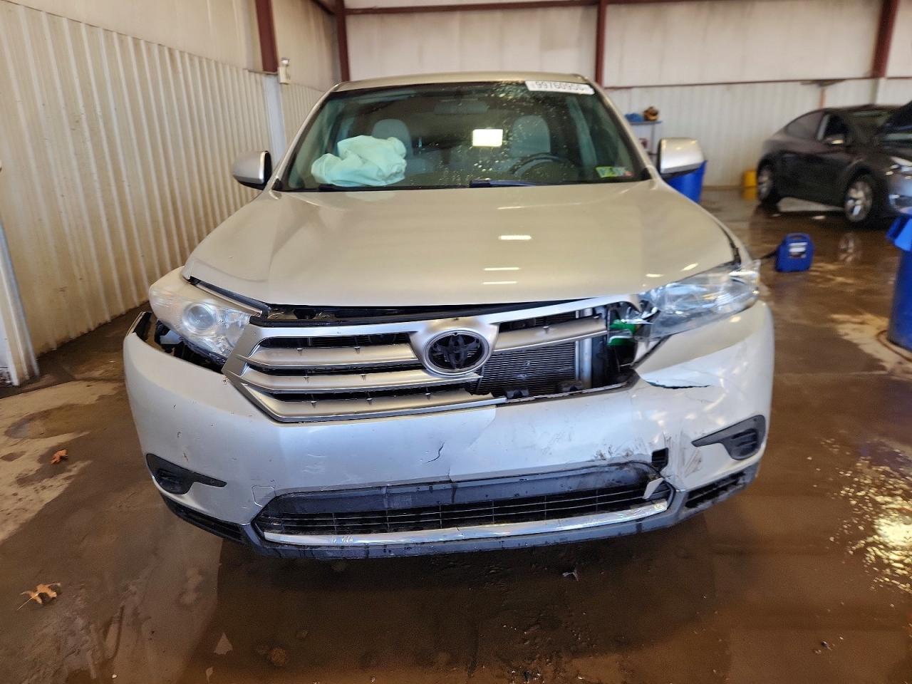 2013 TOYOTA HIGHLANDER BASE photo 9