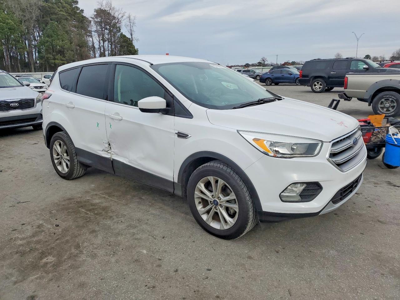 2017 FORD ESCAPE SE photo 4