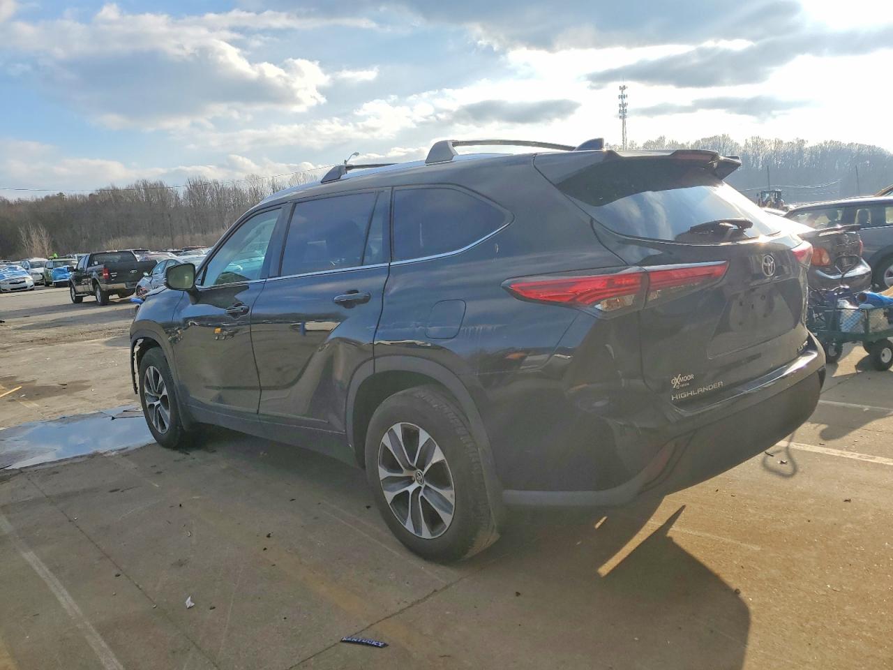 2021 TOYOTA HIGHLANDER XLE photo 3