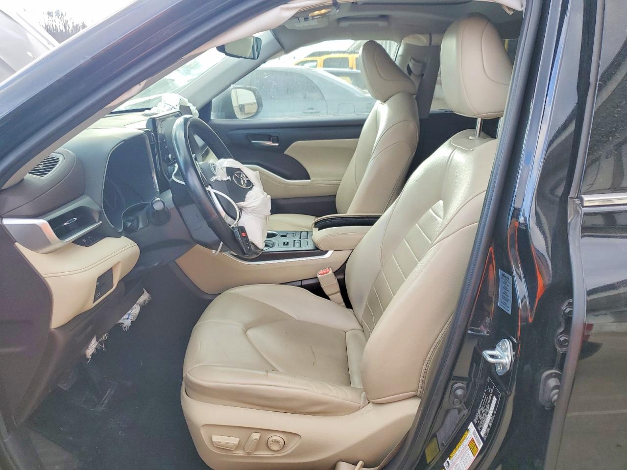 2021 TOYOTA HIGHLANDER XLE photo 13