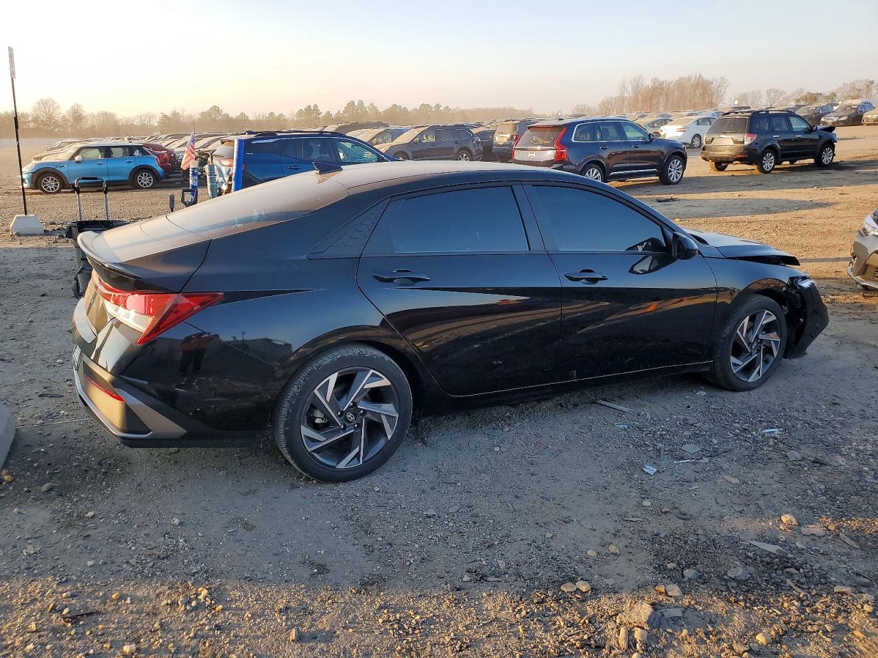 2025 HYUNDAI ELANTRA photo 3