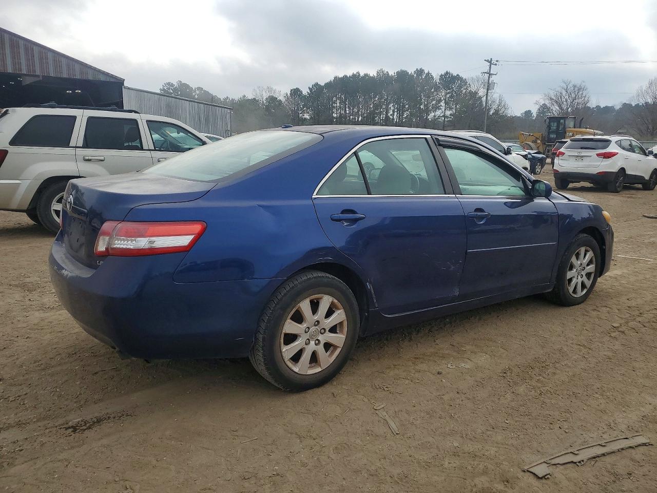 2011 TOYOTA CAMRY BASE photo 3