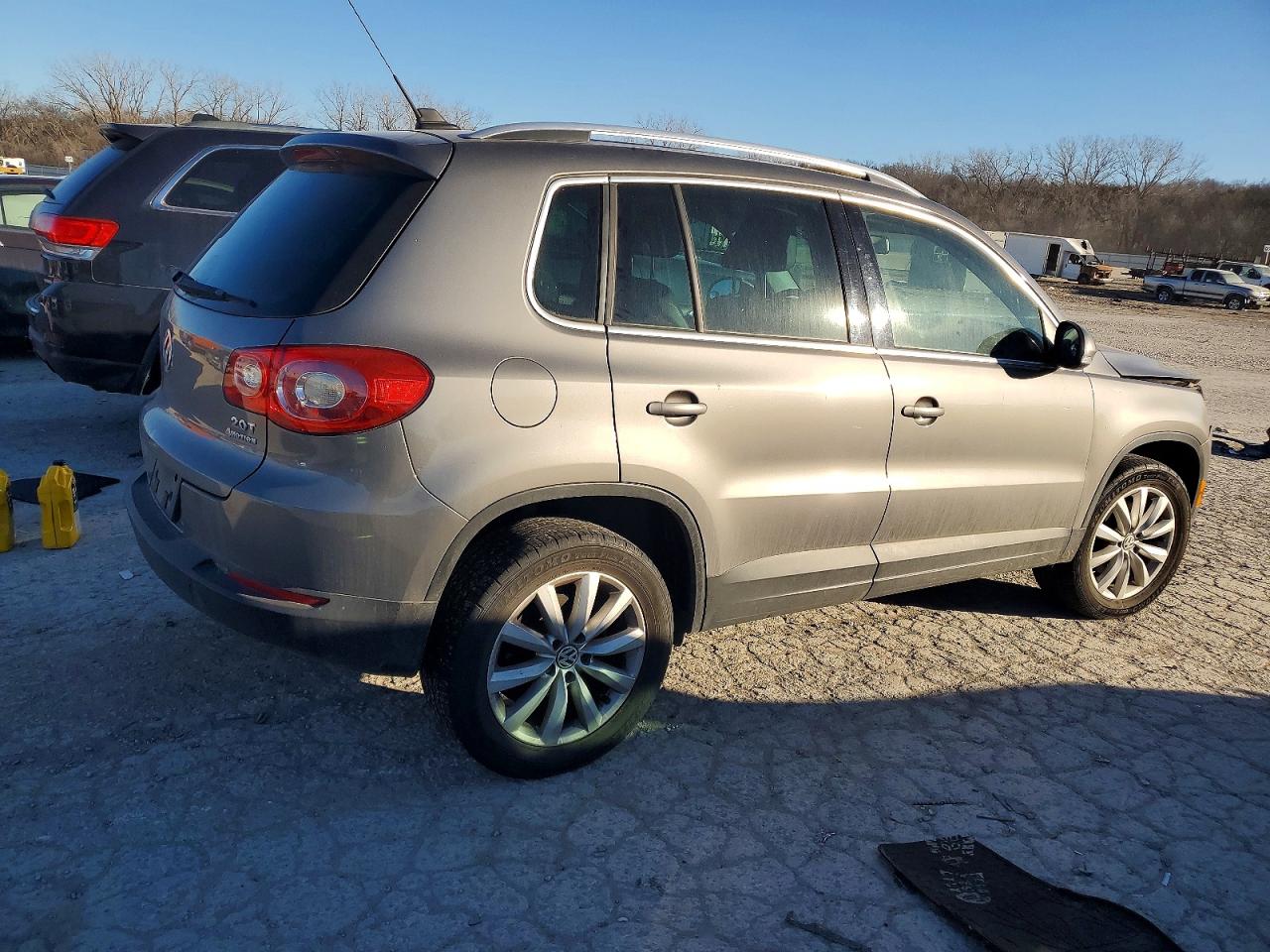 2011 VOLKSWAGEN TIGUAN S photo 3