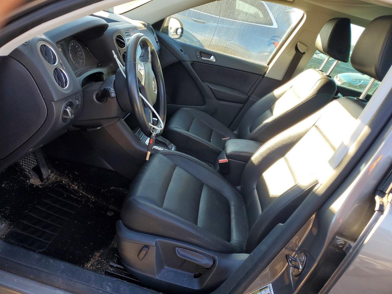 2011 VOLKSWAGEN TIGUAN S photo 7