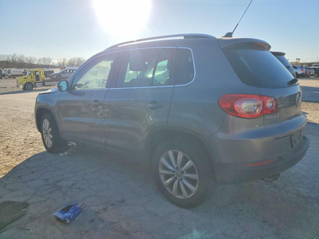 2011 VOLKSWAGEN TIGUAN S photo 2