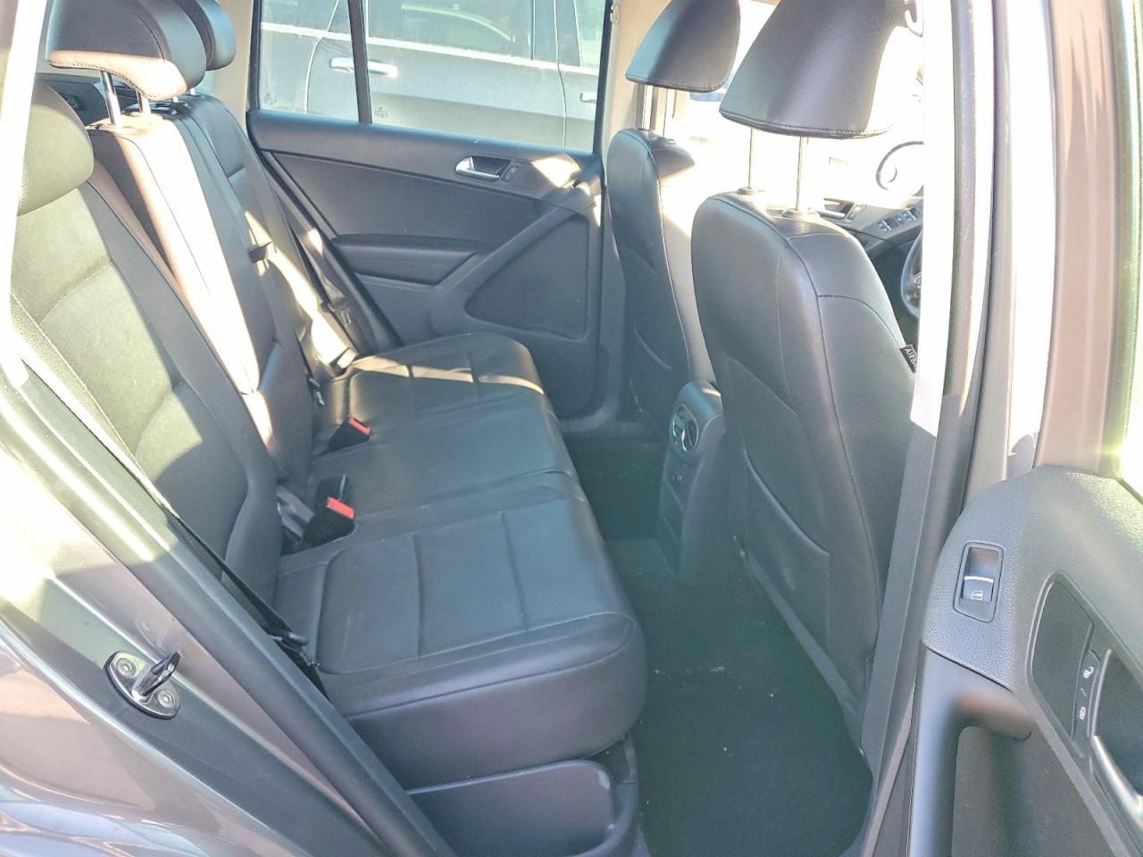 2011 VOLKSWAGEN TIGUAN S photo 11