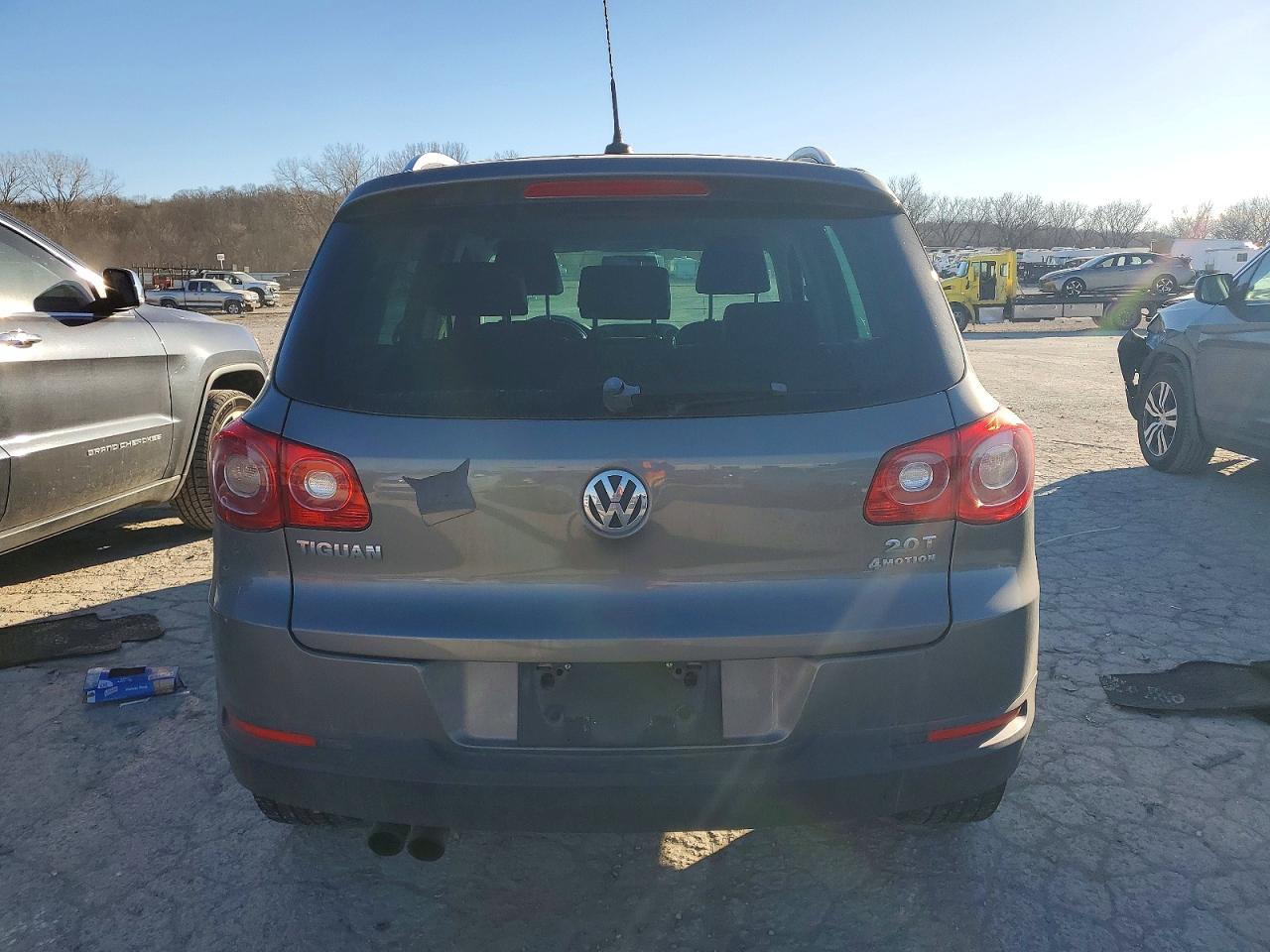 2011 VOLKSWAGEN TIGUAN S photo 6