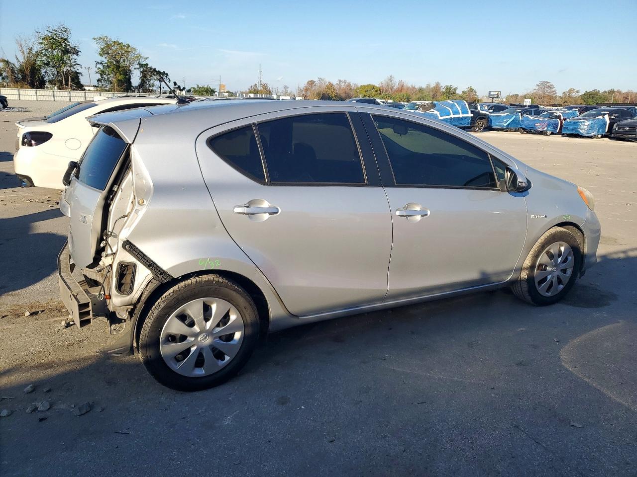 2013 TOYOTA PRIUS C photo 3