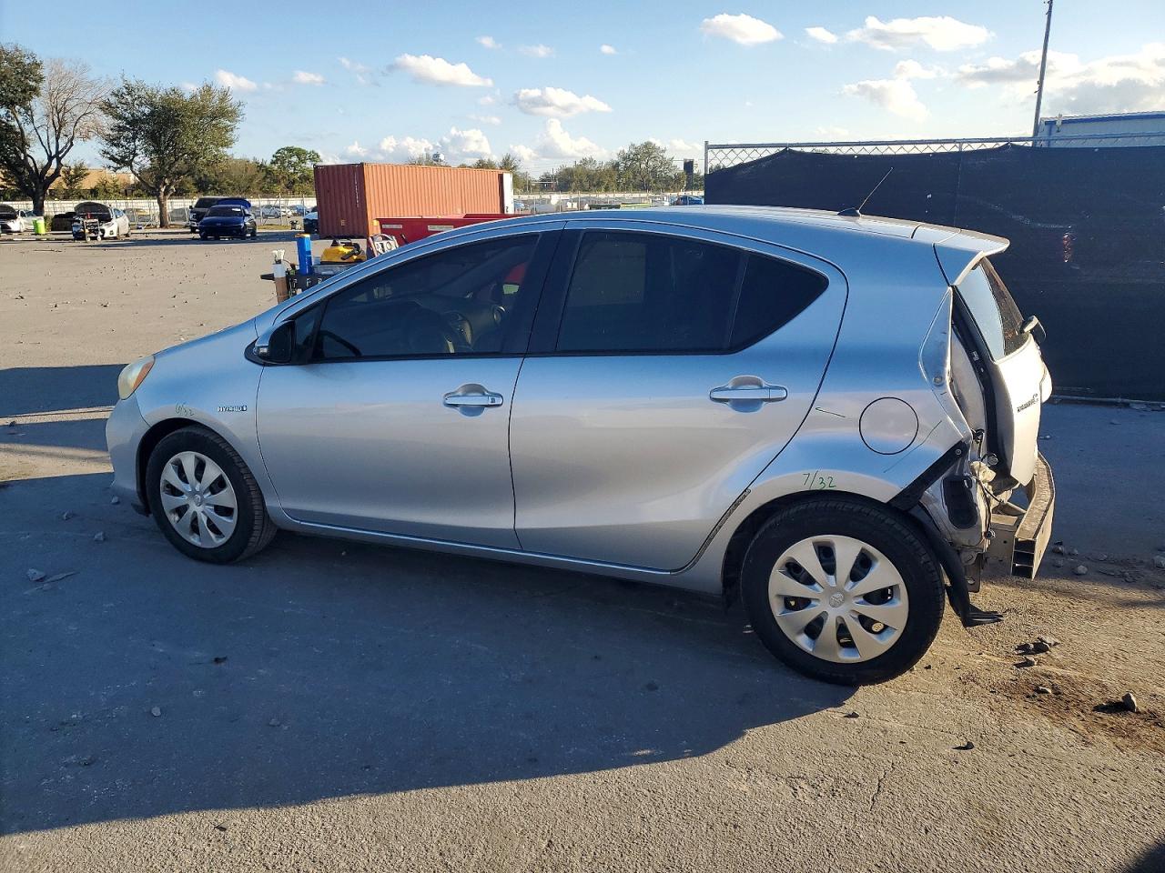 2013 TOYOTA PRIUS C photo 2