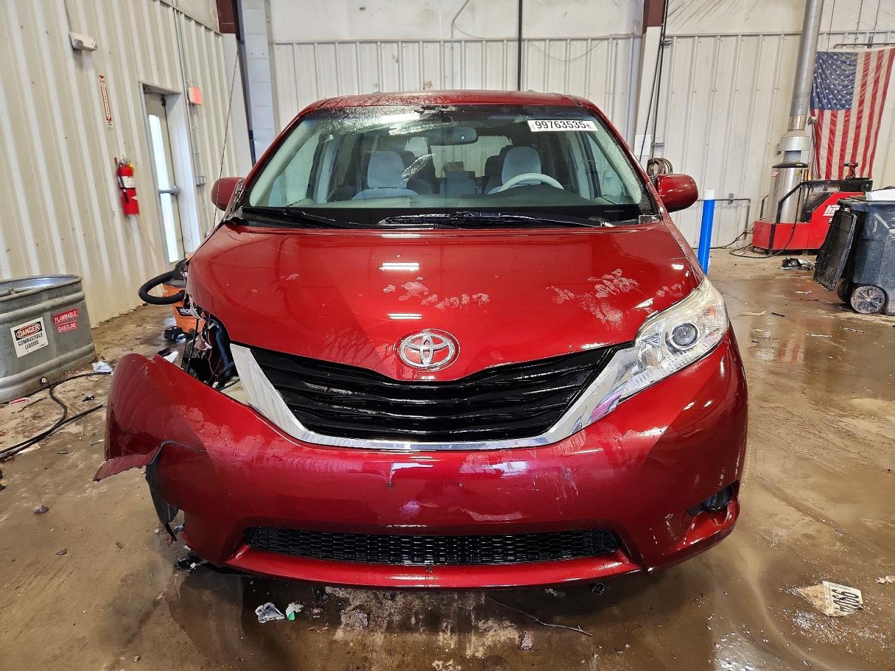 2014 TOYOTA SIENNA LE photo 9
