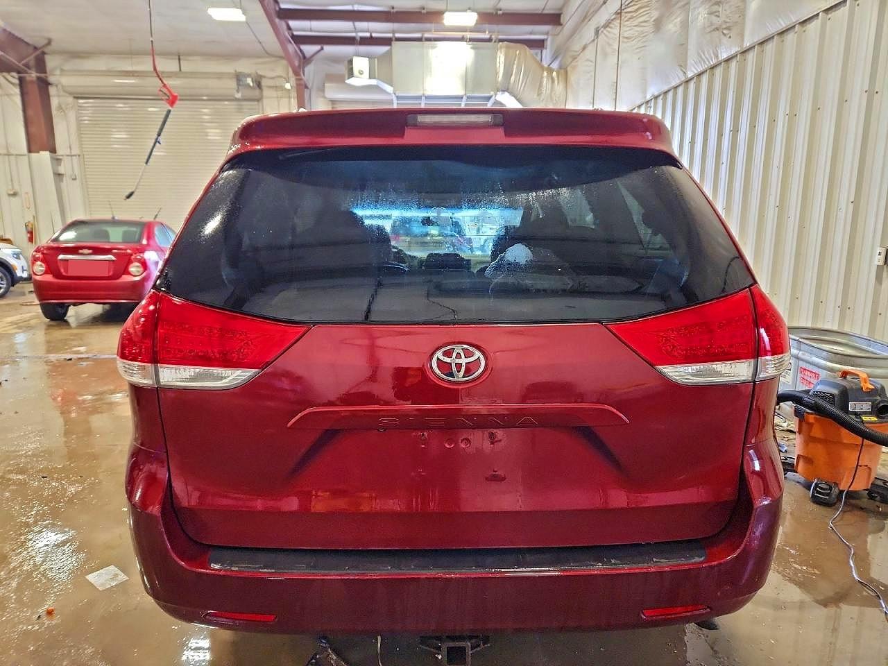 2014 TOYOTA SIENNA LE photo 11