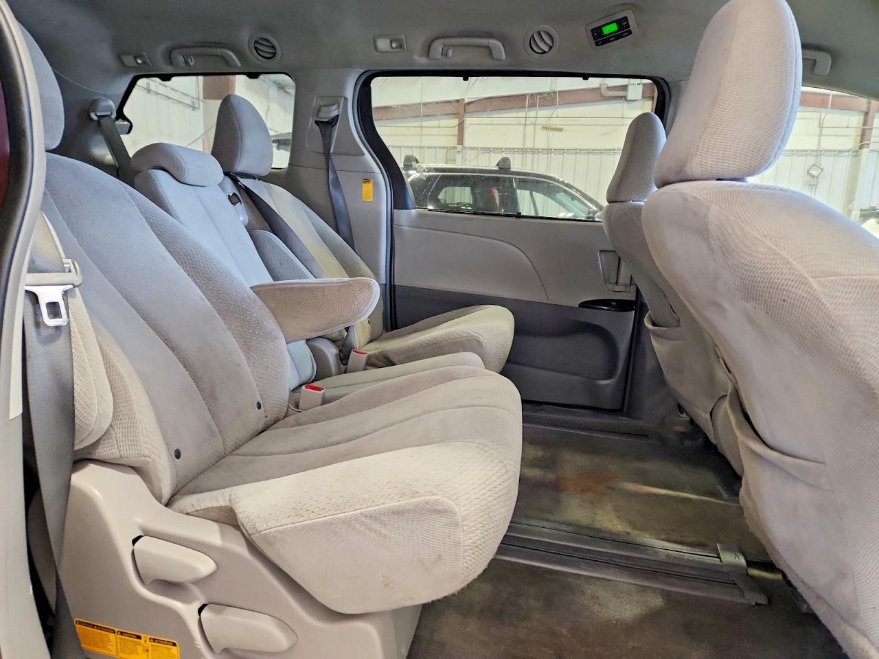2014 TOYOTA SIENNA LE photo 21