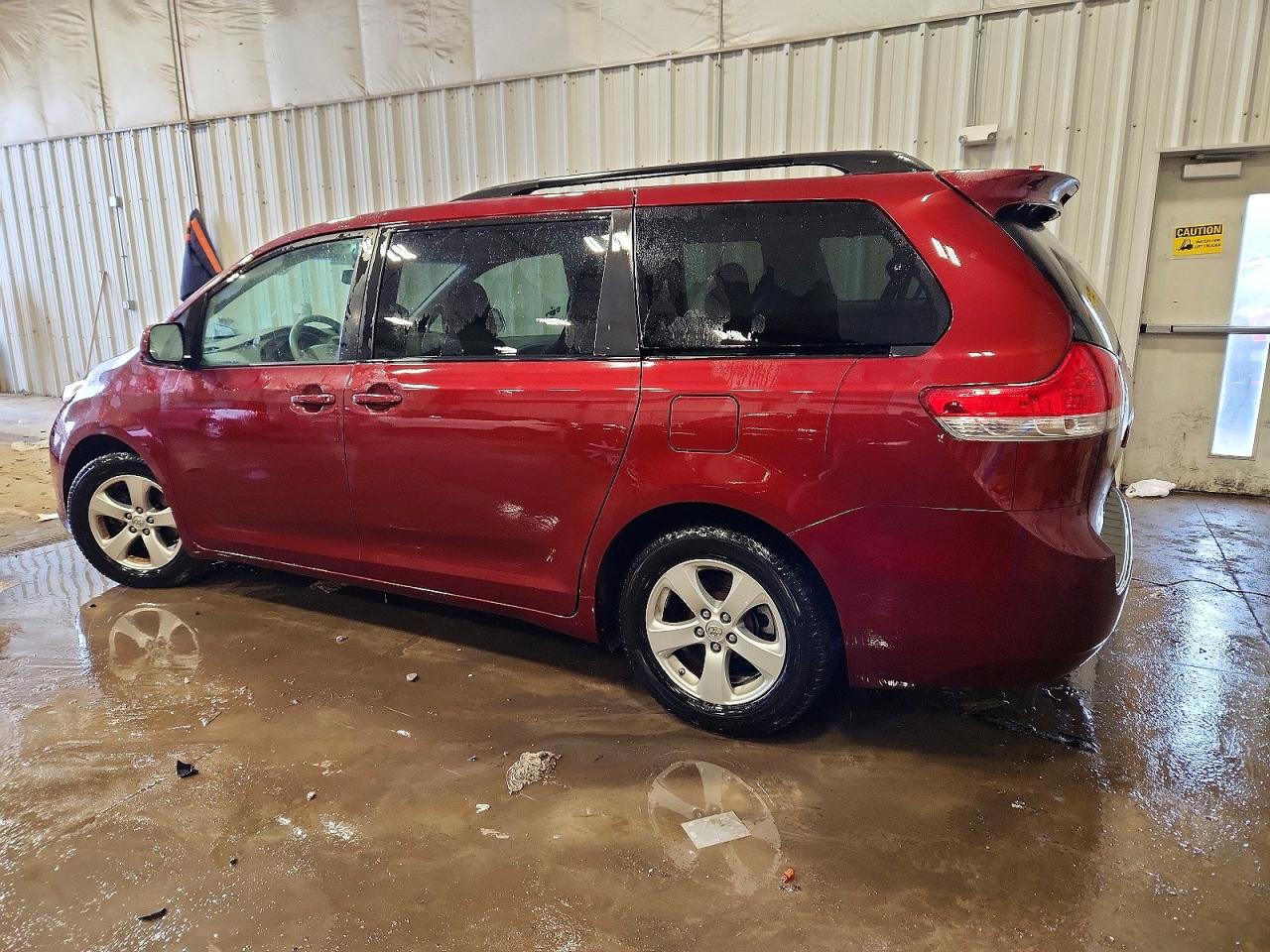 2014 TOYOTA SIENNA LE photo 3