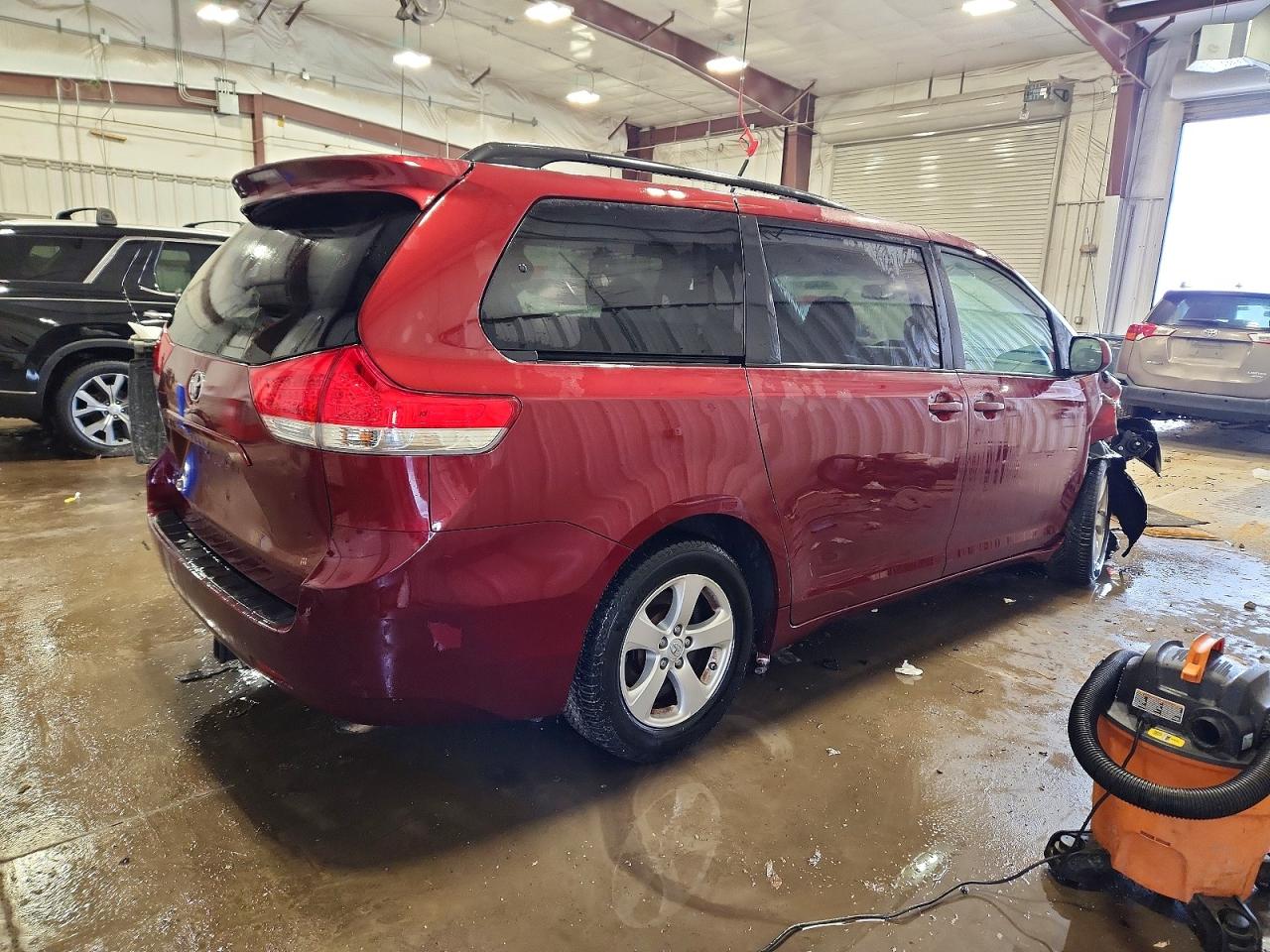 2014 TOYOTA SIENNA LE photo 5