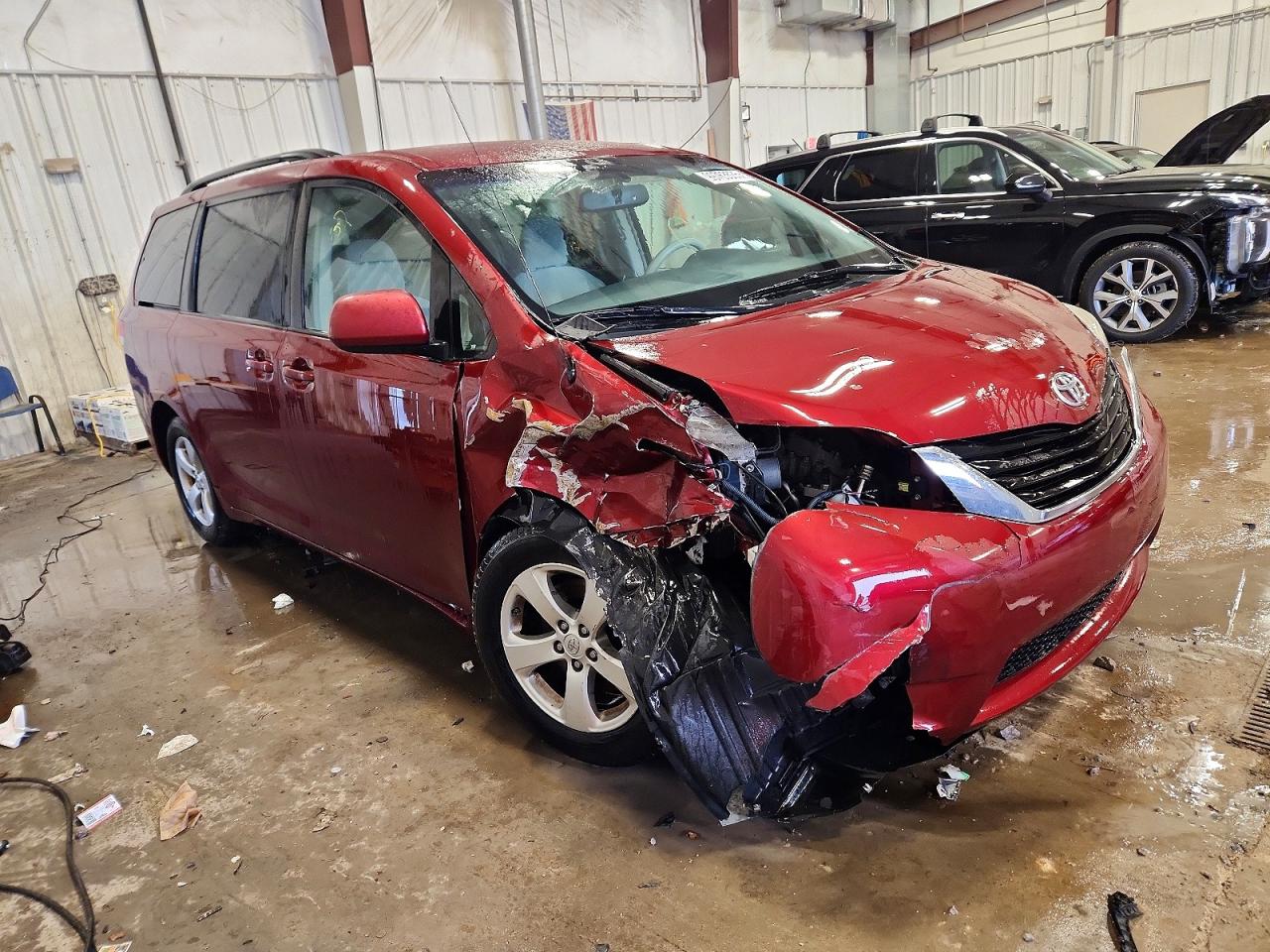 2014 TOYOTA SIENNA LE photo 7