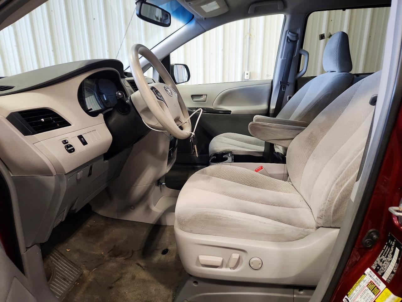 2014 TOYOTA SIENNA LE photo 13