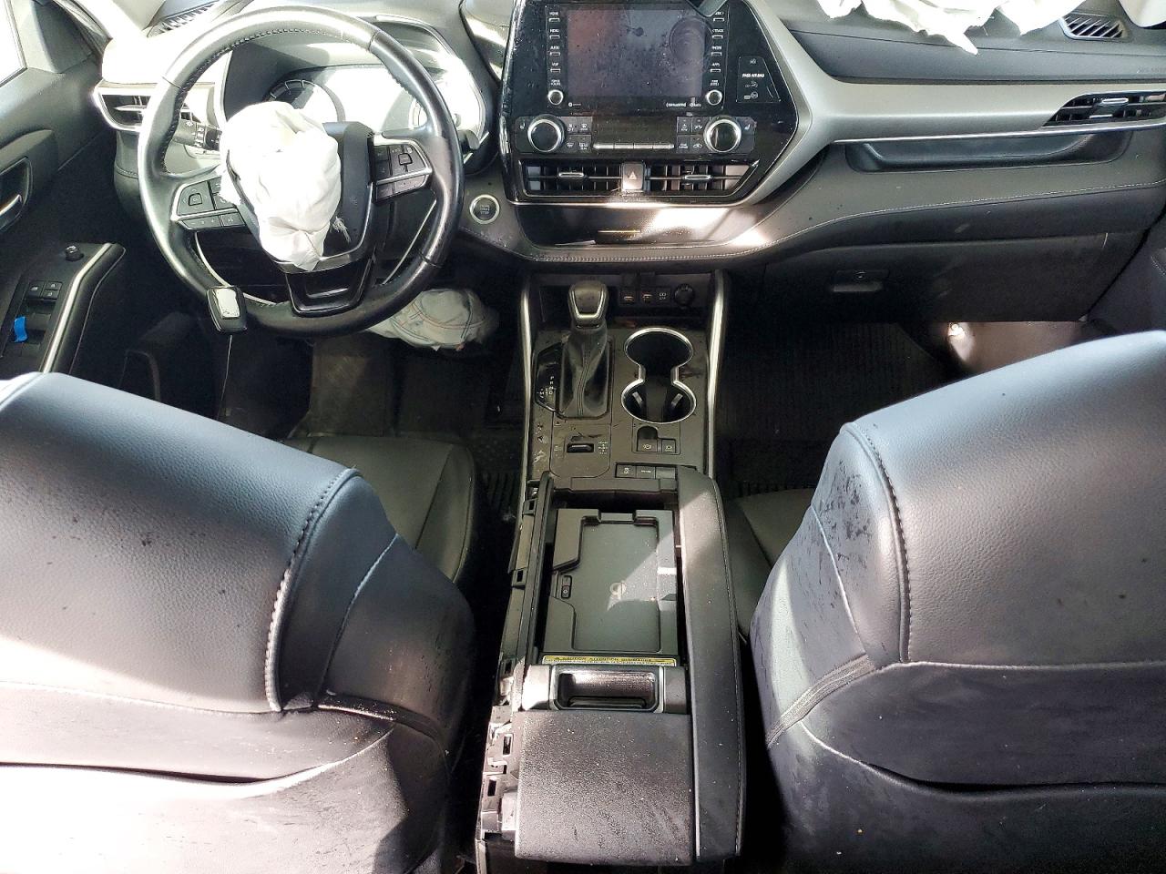 2021 TOYOTA HIGHLANDER XLE photo 8