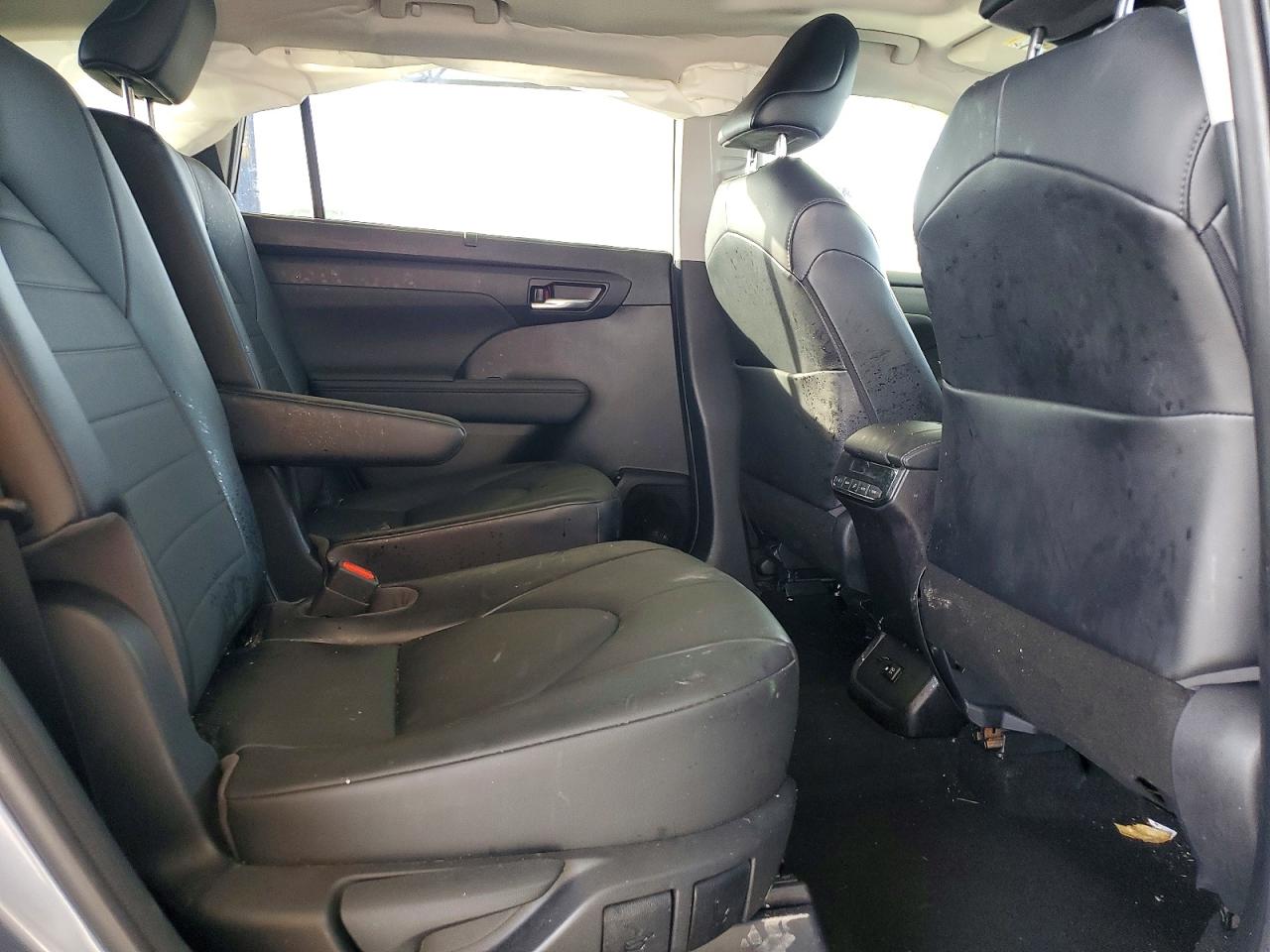 2021 TOYOTA HIGHLANDER XLE photo 10