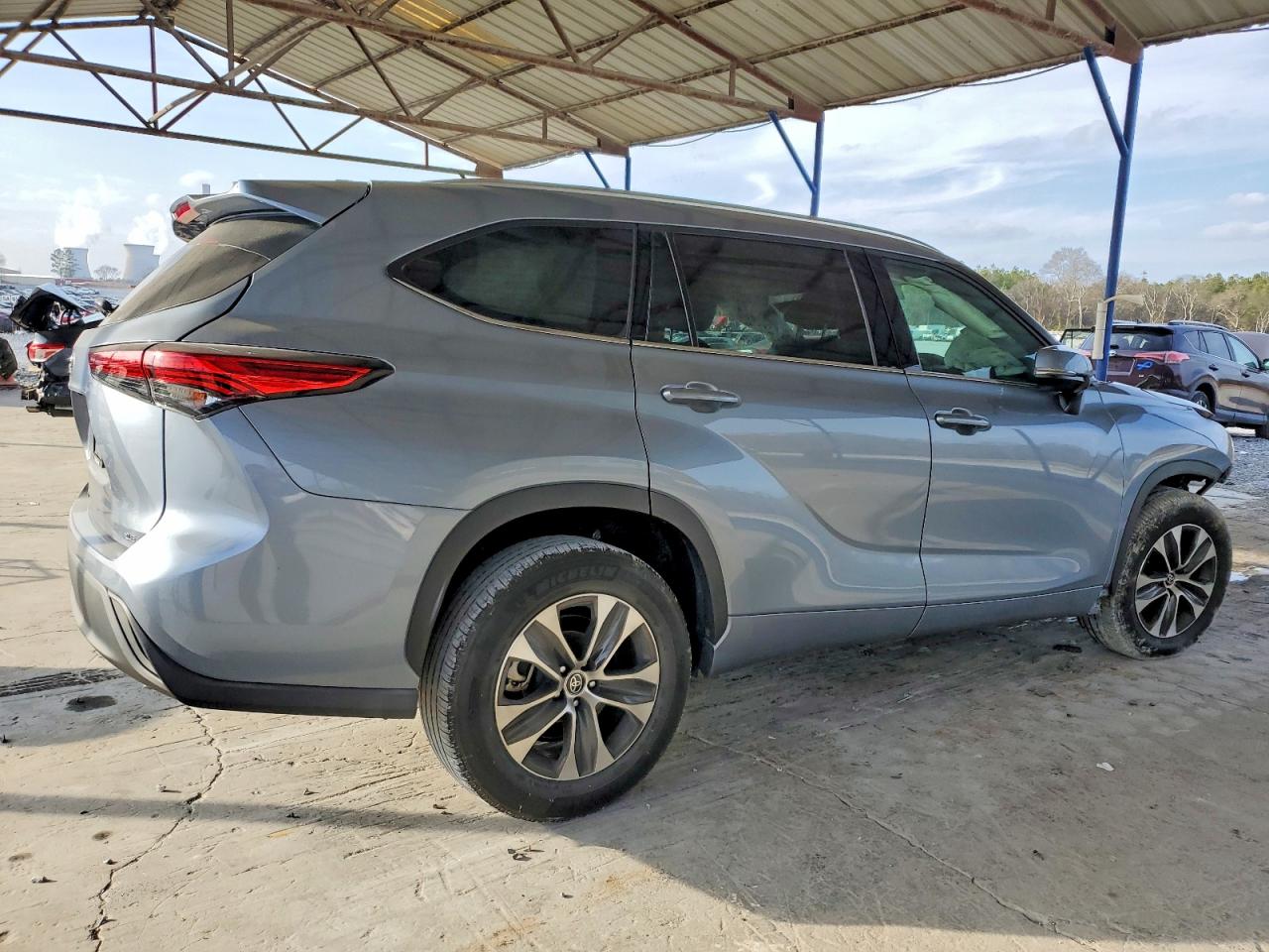 2021 TOYOTA HIGHLANDER XLE photo 3