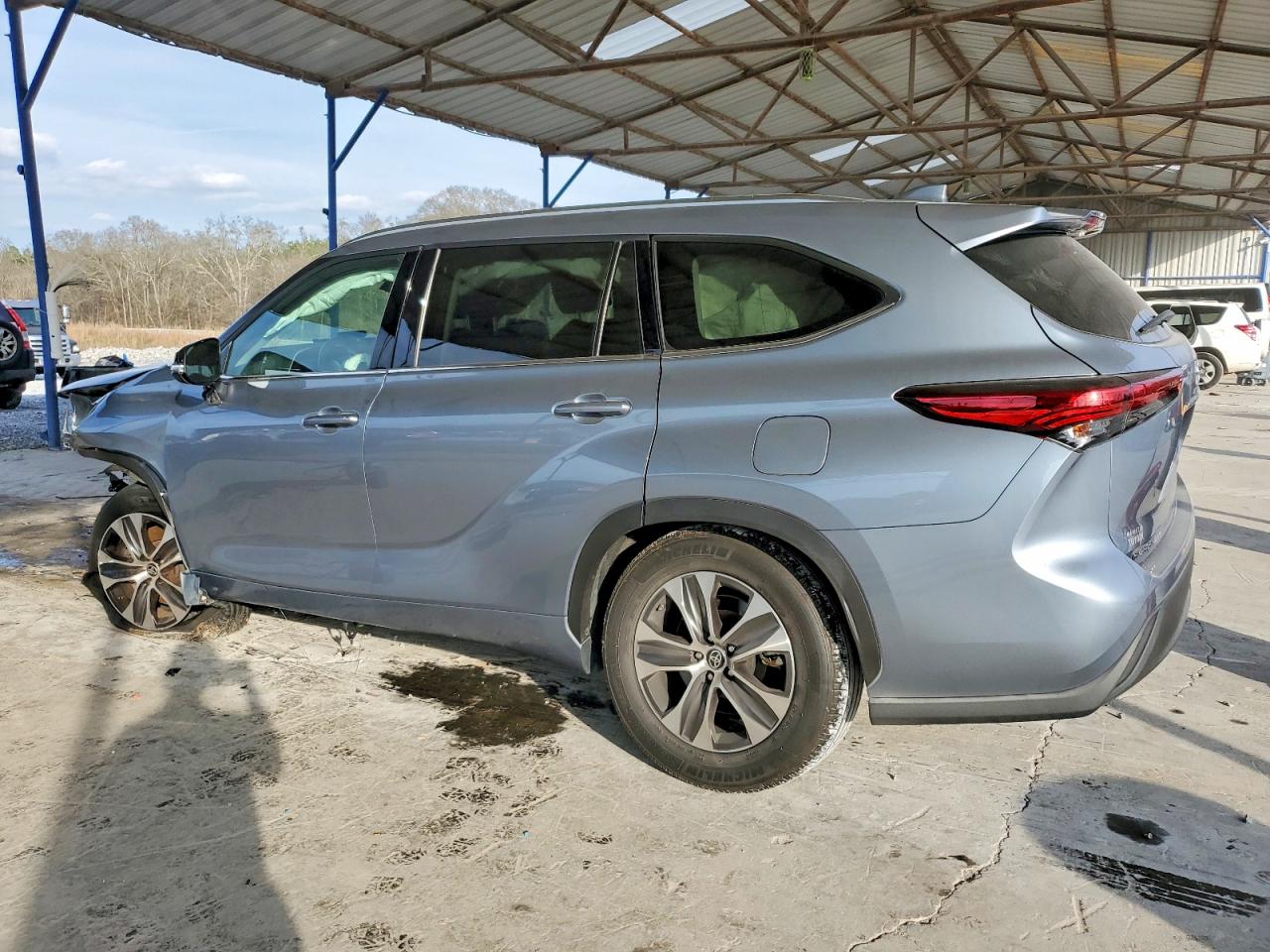 2021 TOYOTA HIGHLANDER XLE photo 2