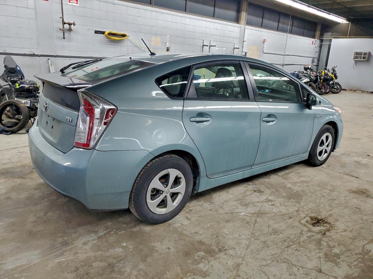 2013 TOYOTA PRIUS photo 3