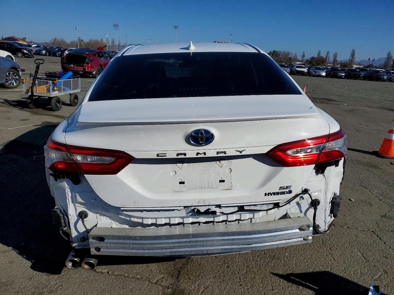 2020 TOYOTA CAMRY SE photo 6