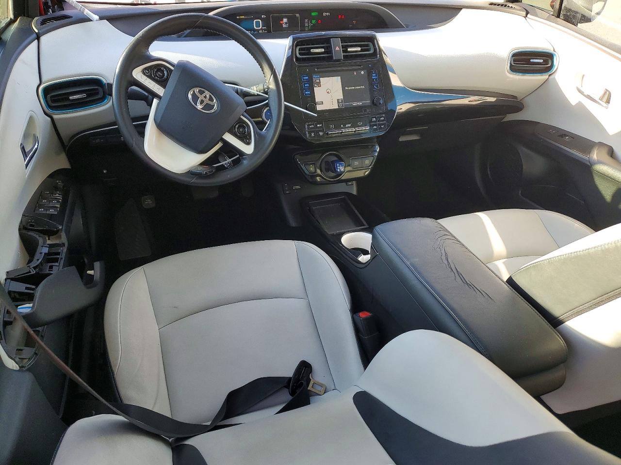 2016 TOYOTA PRIUS photo 8