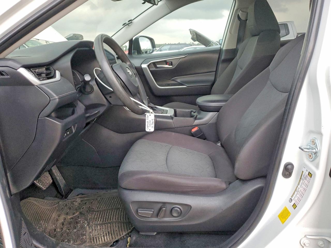 2024 TOYOTA RAV4 XLE photo 7