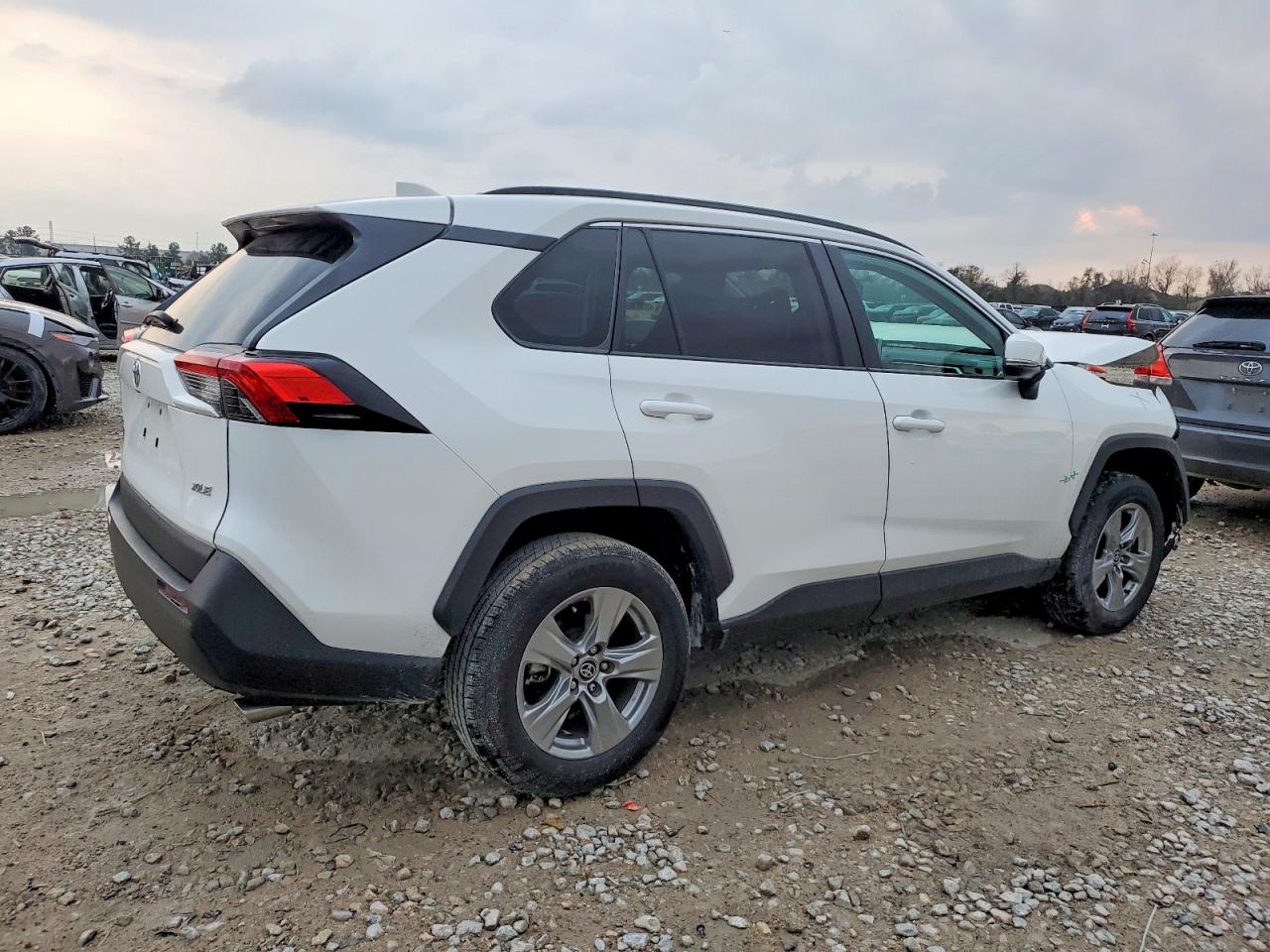 2024 TOYOTA RAV4 XLE photo 3