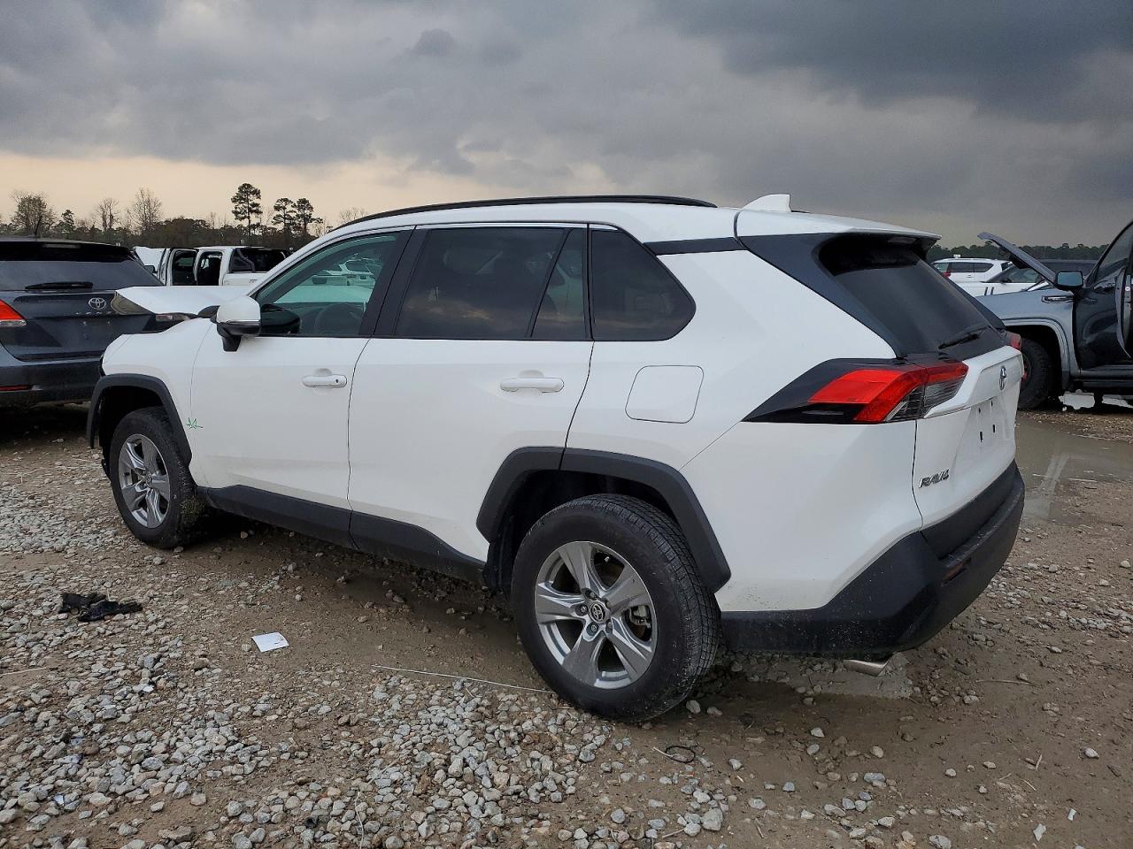 2024 TOYOTA RAV4 XLE photo 2