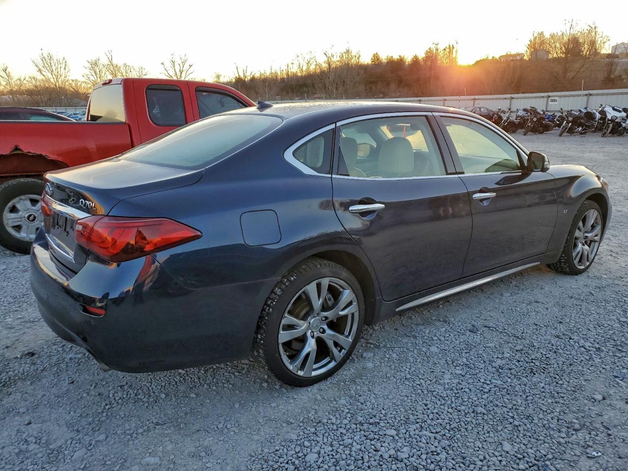 2016 INFINITI Q70L 3.7 photo 3