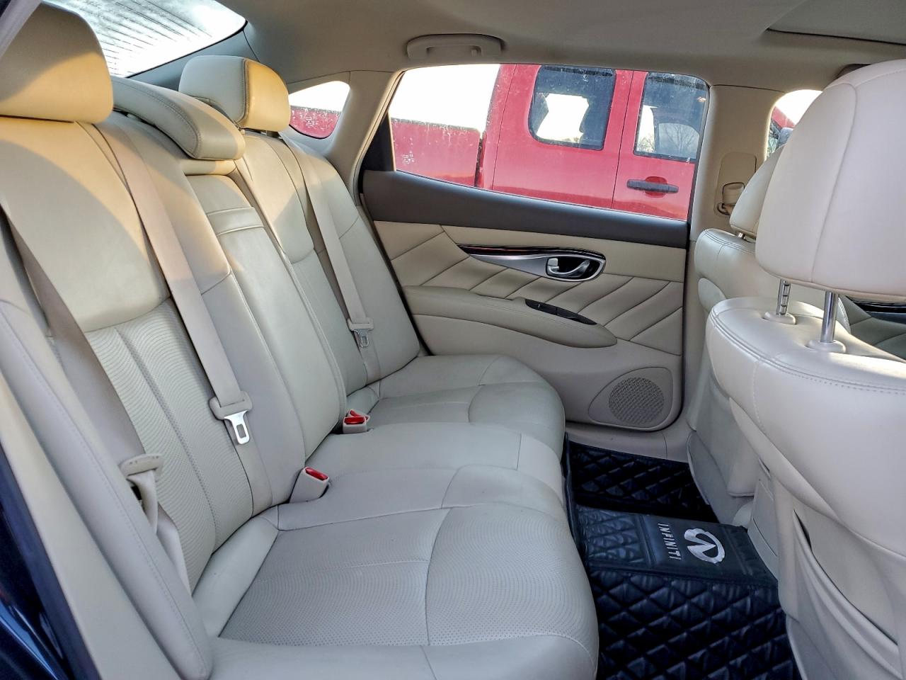 2016 INFINITI Q70L 3.7 photo 10