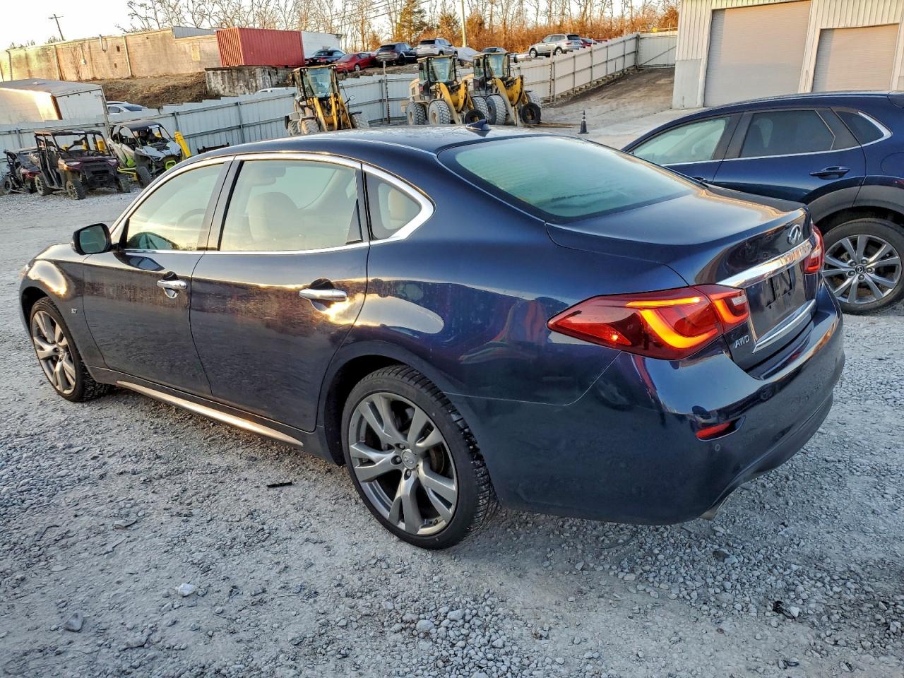 2016 INFINITI Q70L 3.7 photo 2