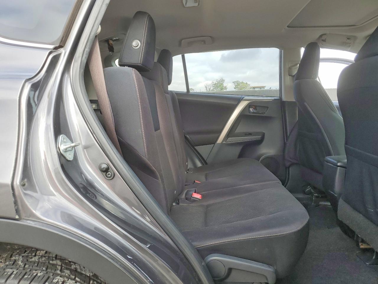 2015 TOYOTA RAV4 XLE photo 11