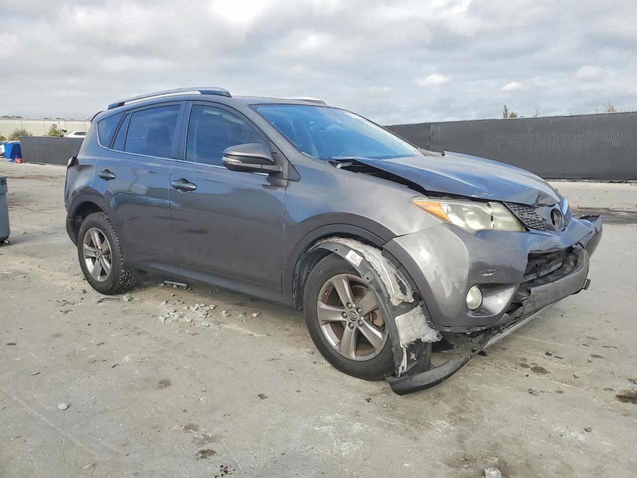 2015 TOYOTA RAV4 XLE photo 4