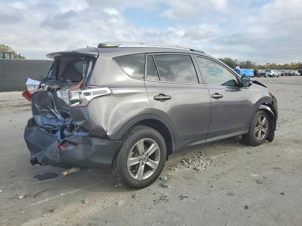 2015 TOYOTA RAV4 XLE photo 3