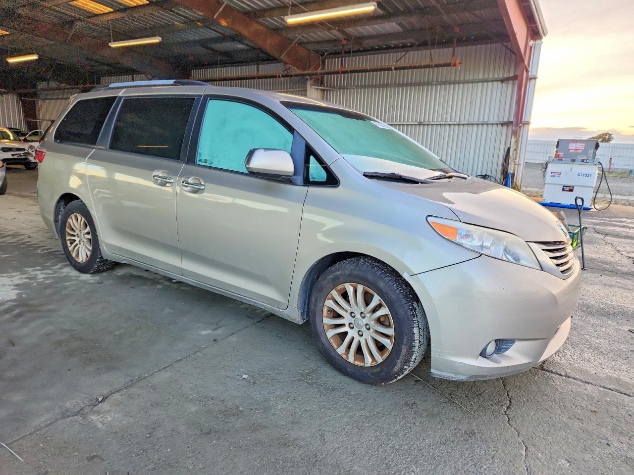 2015 TOYOTA SIENNA XLE photo 4