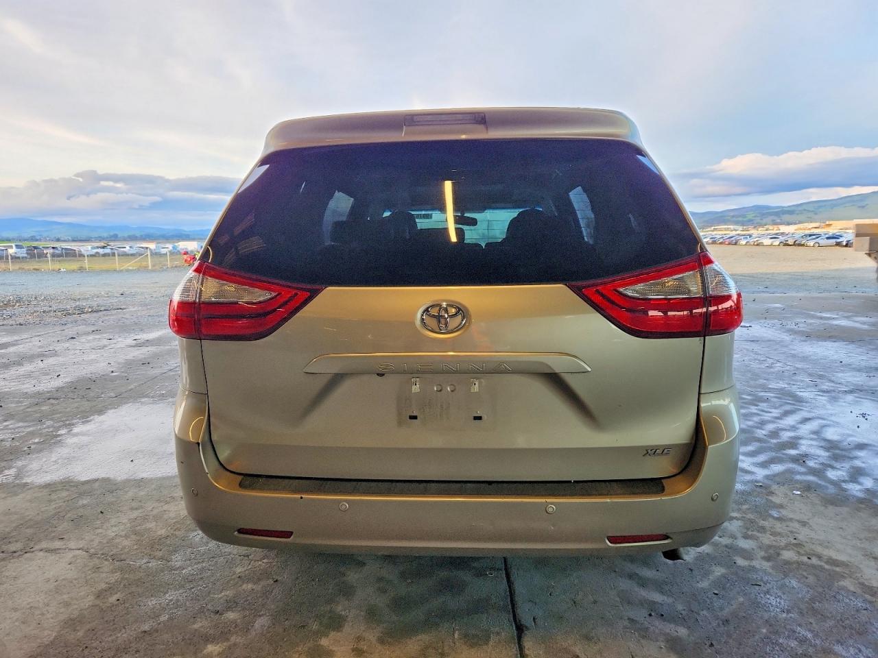 2015 TOYOTA SIENNA XLE photo 6