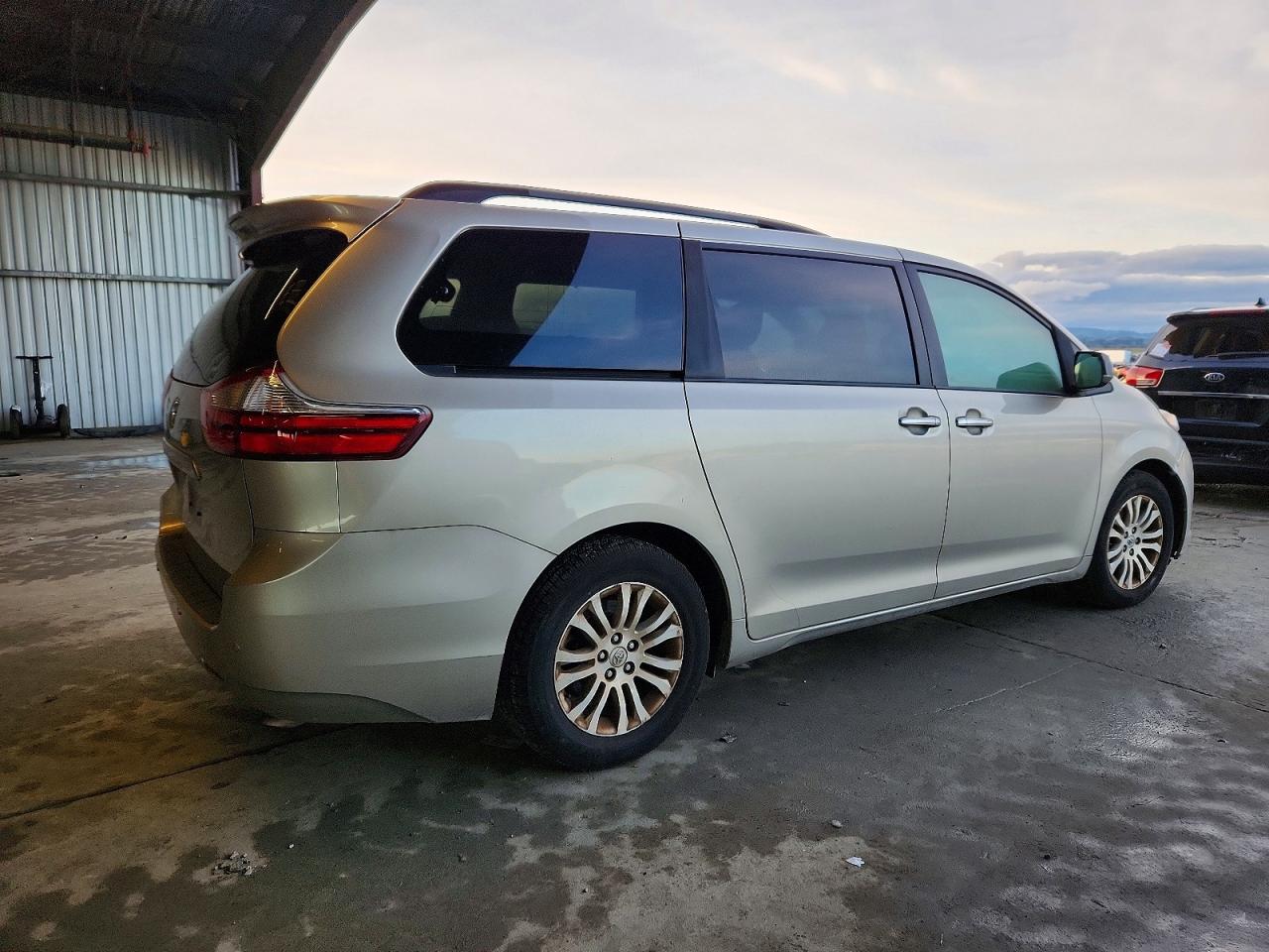 2015 TOYOTA SIENNA XLE photo 3