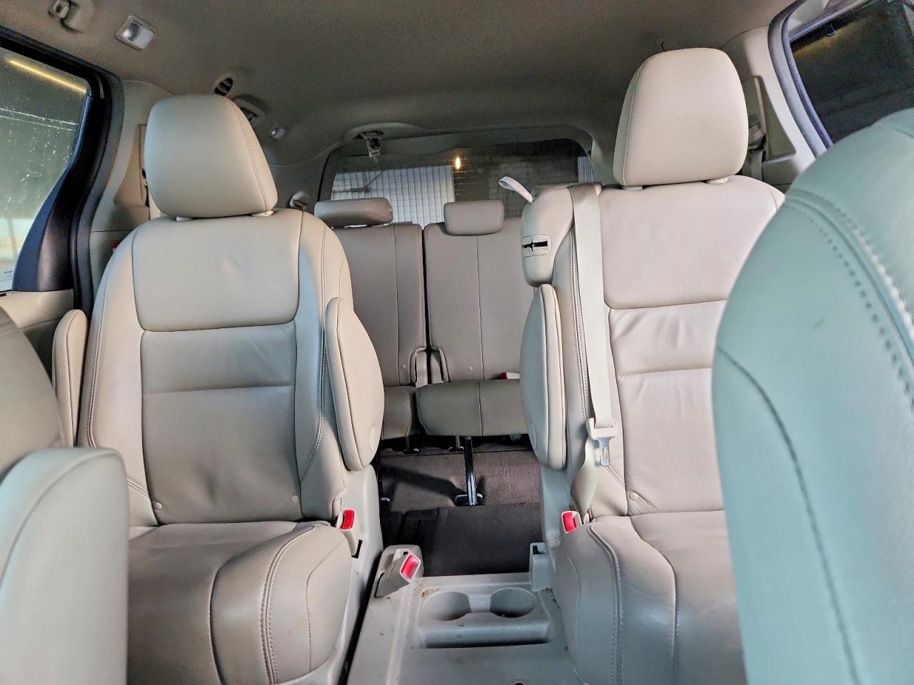 2015 TOYOTA SIENNA XLE photo 10