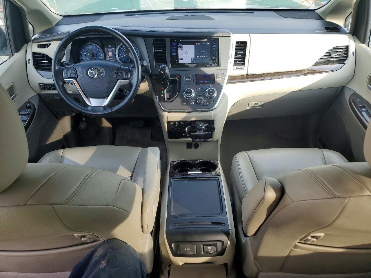 2015 TOYOTA SIENNA XLE photo 8