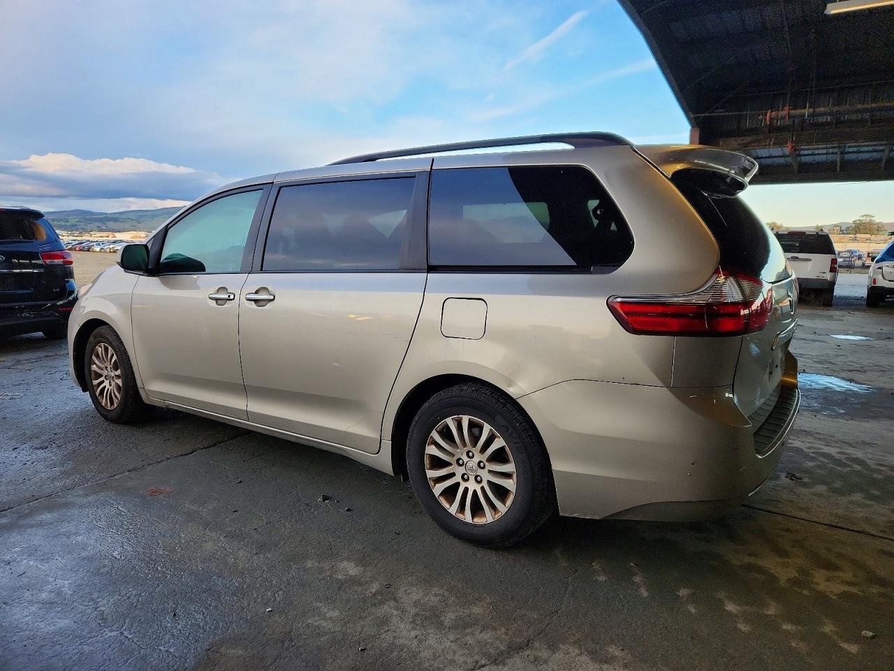 2015 TOYOTA SIENNA XLE photo 2