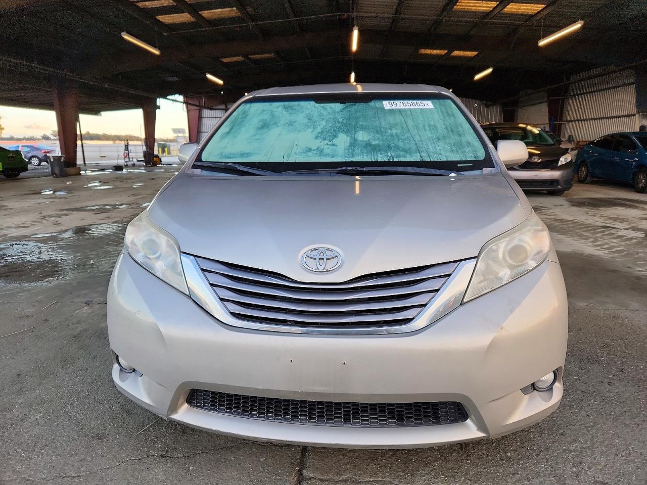 2015 TOYOTA SIENNA XLE photo 5