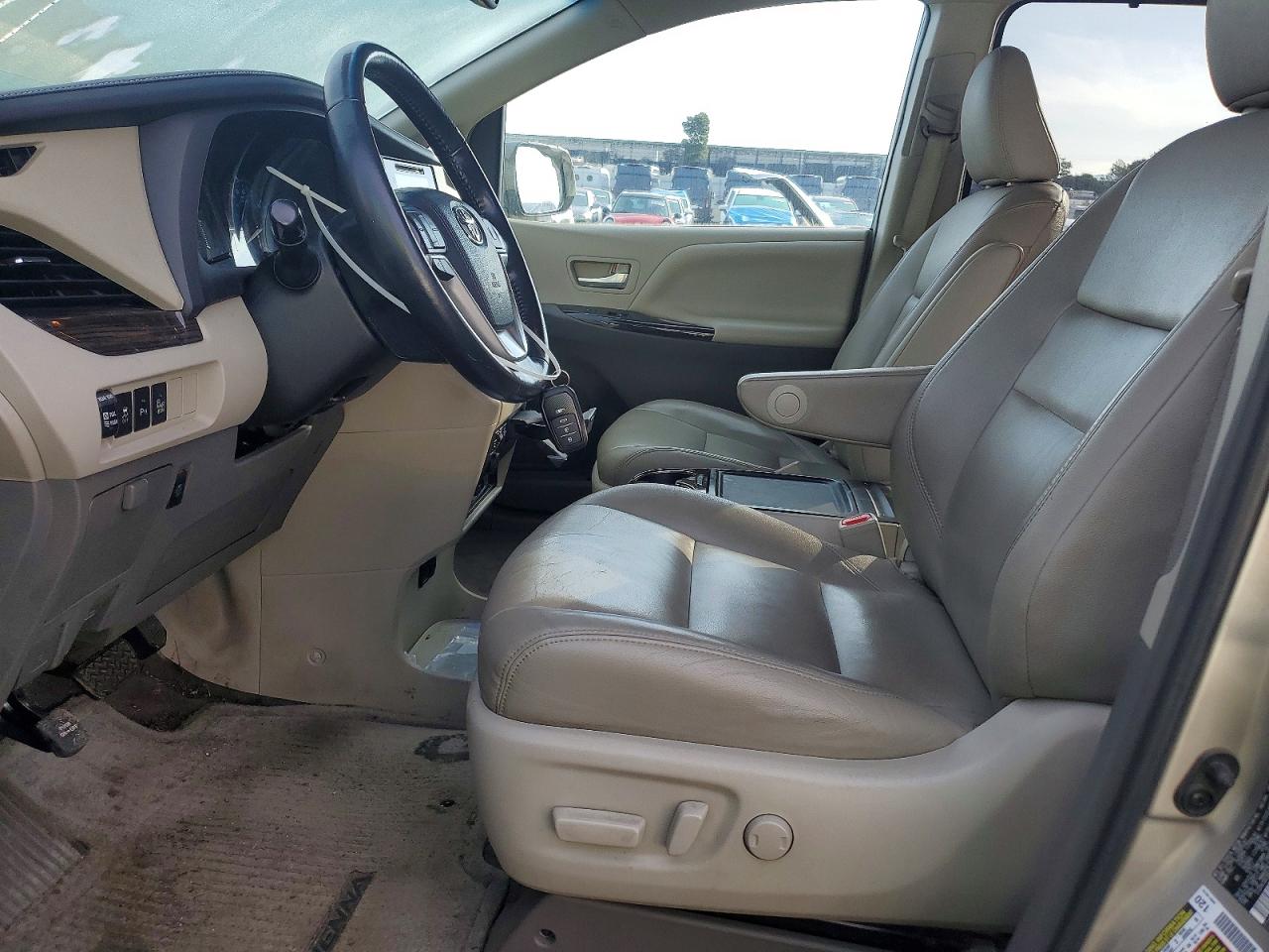 2015 TOYOTA SIENNA XLE photo 7