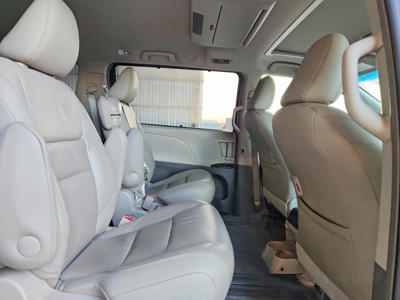 2015 TOYOTA SIENNA XLE photo 11