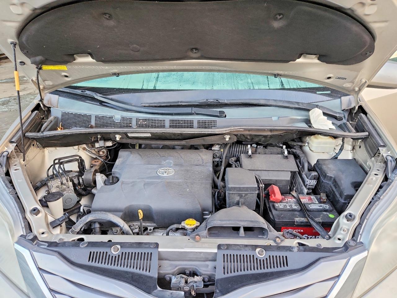 2015 TOYOTA SIENNA XLE photo 12
