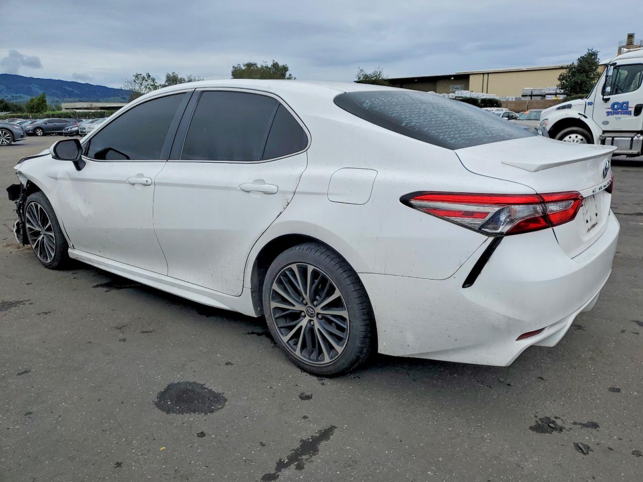 2018 TOYOTA CAMRY L photo 2