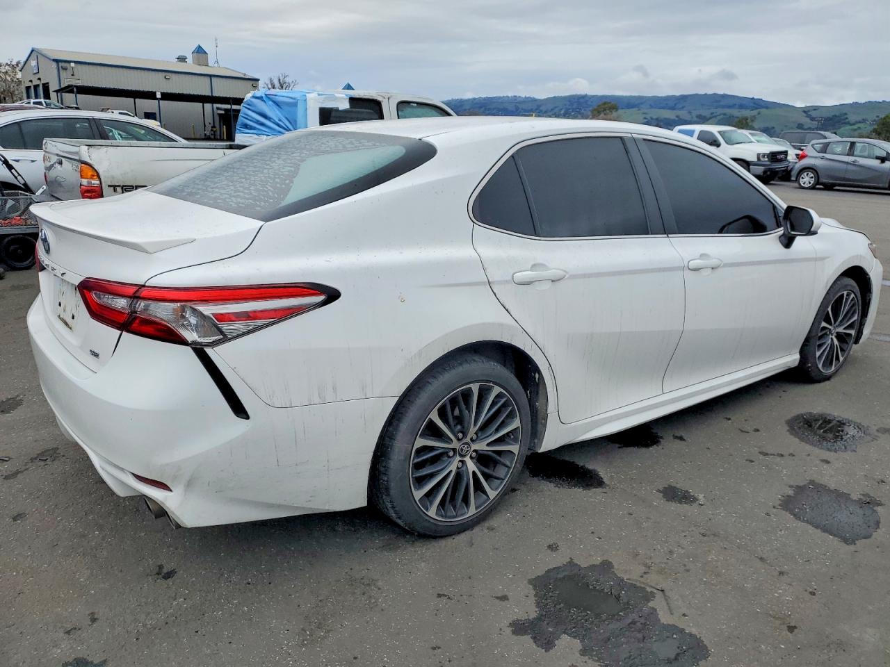 2018 TOYOTA CAMRY L photo 3