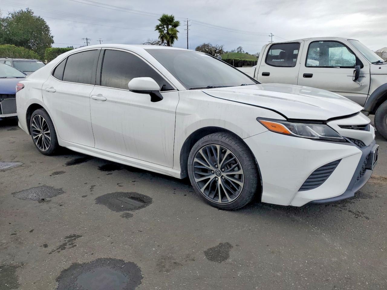 2018 TOYOTA CAMRY L photo 4